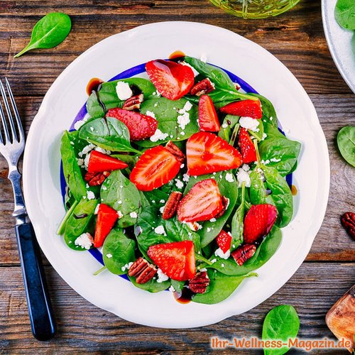 Spinatsalat mit Erdbeeren - gesundes Low-Carb-Rezept