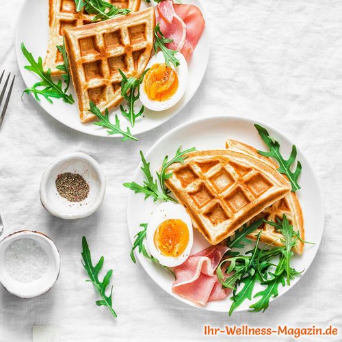 Protein-Schmand-Waffeln mit Schinken und Ei