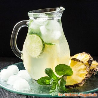 Ananas-Limetten-Minze-Wasser