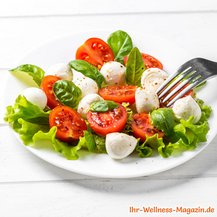 Low-Carb-Salat mit Tomate und Mozzarella