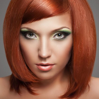 Asymetrischer Bob-Cut für rote Haare und grüne Augen