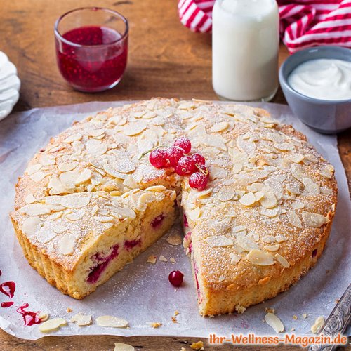 Low-Carb-Mandellkuchen mit Himbeeren und Johannisbeeren