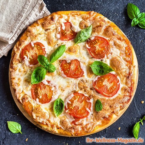 Low-Carb-Pizza mit Tomaten, Mozzarella und Basilikum 