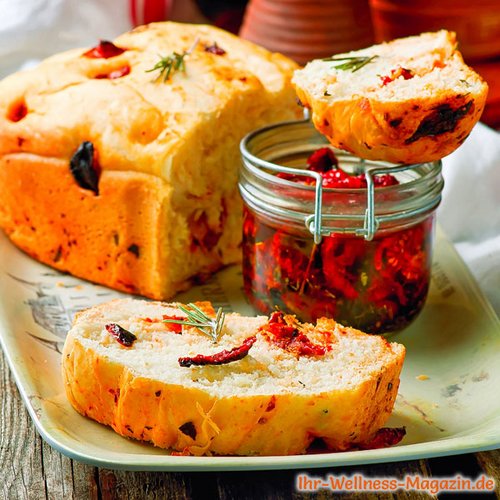 Eiweißbrot mit Tomate, Parmesan und Rosmarin