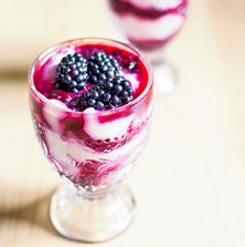 Schnelles Low Carb Eiweiß-Dessert mit Brombeeren