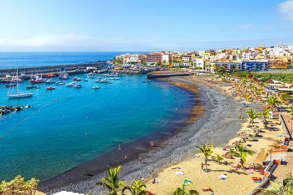 Playa San Juan – Entspannen vor dörflicher Kulisse