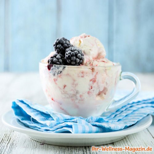 Einfaches Low Carb Joghurt-Sahne-Eis selber machen - gesundes Eis-Rezept