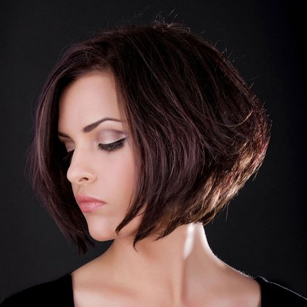 Braunes Haar im modernen Feather Bob