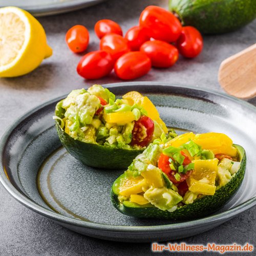 Gefüllte Low-Carb-Avocados - gesundes, vegetarisches Hauptgericht