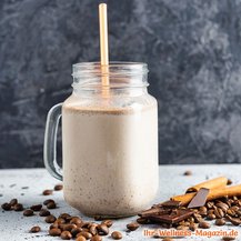 Schoko-Kaffee-Proteinshake mit Zimt