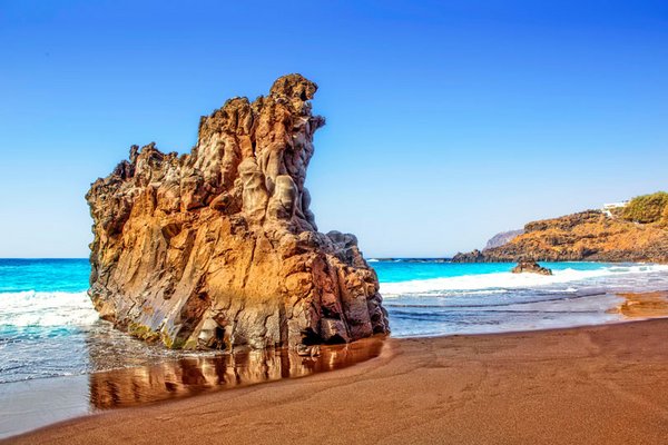 Schwarzer Sand und schroffe Klippen – Playa del Bolullo