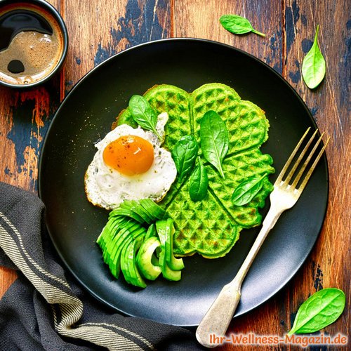 Protein-Spinat-Waffeln mit Ei und Avocado
