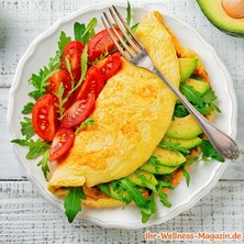 Omelett mit Avocado, Tomaten und Rucola