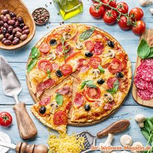 Low-Carb-Pizza mit Salami und Schinken
