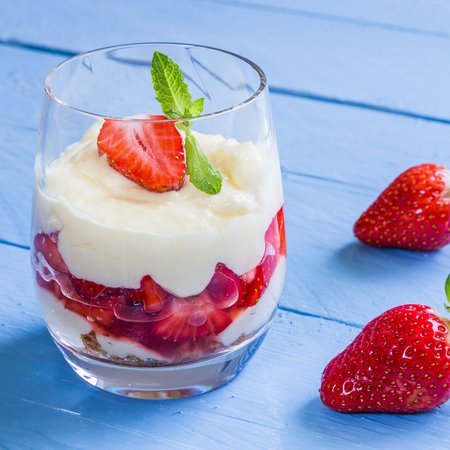 Leichte Low Carb Quarkcreme mit Erdbeeren