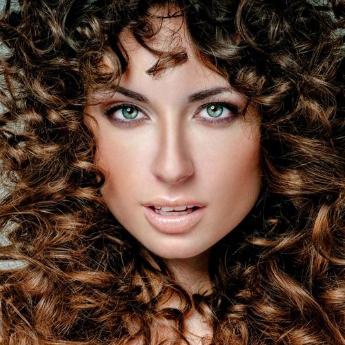 Grüne Augen schminken: Dezentes Augen-Make-up im Nude-Look