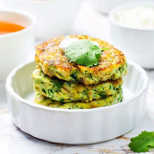 Low Carb Zucchini-Ricotta-Pancakes mit Quark-Dip