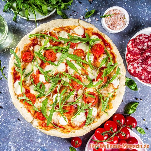 Low-Carb-Pizza mit Mozzarella und Rucola