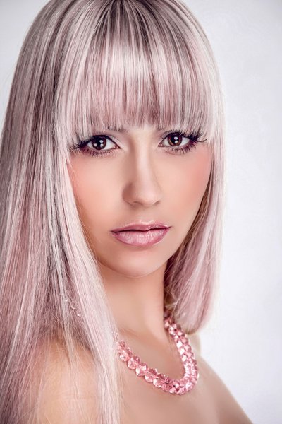 Blonde Partyfisur mit langen glatten Haare, offen gestylt