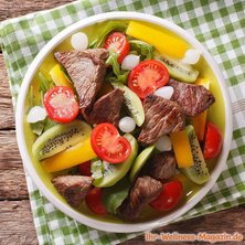 Gemischter Salat mit Rindfleisch und Kiwi