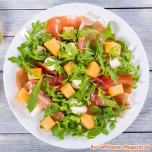Rucola-Salat mit Melone und rohem Schinken