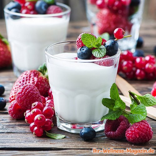 Quark-Dessert im Glas mit Beeren