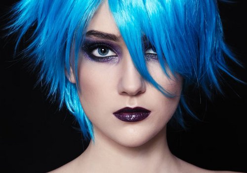 Fransige Kurzhaarfrisur mit langem Pony und blauen Haaren