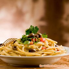 Low-Carb-Pasta mit Oliven und Kräutern