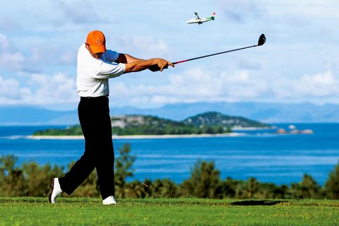 Seychellen-Insel Praslin: Golfspielen im Urlaub am Meer
