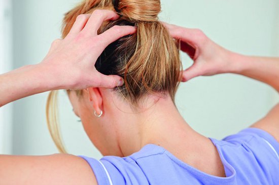 Was tun gegen Kopfschmerzen? 2. Kleine Nackenmuskeln entspannen