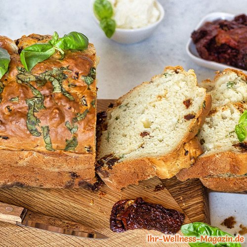 Eiweißbrot mit Tomate und Basilikum