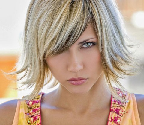 Stufiger, fransiger Long Bob mit Strähnchen