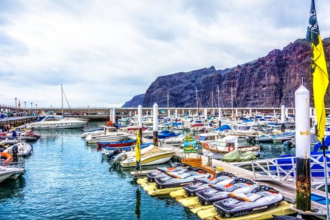 Yachthafen von Acantilados de los Gigantes (die Klippen der Riesen) an der Calle Poblado Marinero I