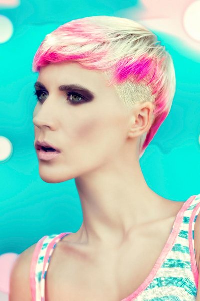 Coole Kurzhaarfrisur im Pixie Cut in Pink und Platinblond