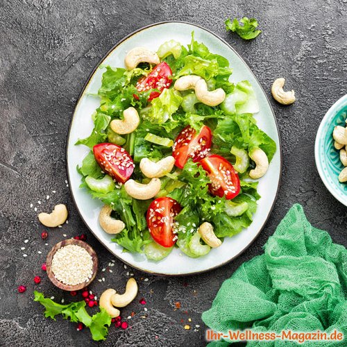 Grüner Salat mit Tomaten und Cashews - gesundes Low-Carb-Rezept