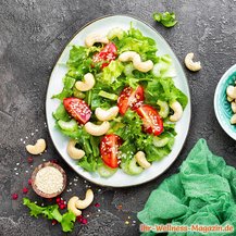 Grüner Salat mit Tomaten und Cashews