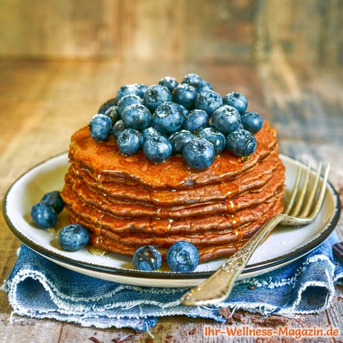 Low Carb Schoko-Protein-Pancakes mit Blaubeeren