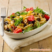 Low-Carb-Pasta mit Gemüse und Oliven