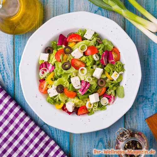 Griechischer Salat mit Feta - gesundes Low-Carb-Rezept