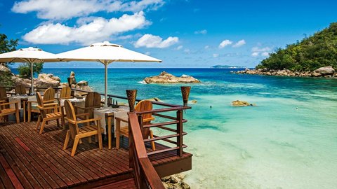Seychellen-Insel Praslin: Nach der Hochzeit am Strand zu Zweit die Ruhe genießen