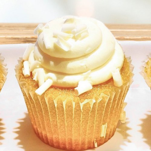 Low Carb Eierlikör-Cupcakes mit Vanille-Frosting