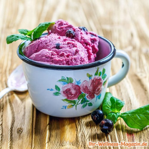 Low Carb Johannisbeer-Eis selber machen - gesundes Eis-Rezept