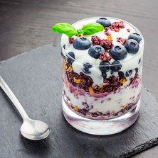 Low Carb Frucht-Quark-Dessert mit Knuspermüsli