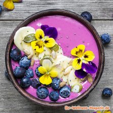 Smoothie-Frühstücksbowl mit Blaubeeren