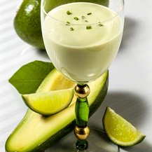 Buttermilch-Shake mit Avocado