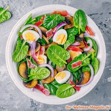 Spinat-Salat mit Ei, Speck und Pilzen