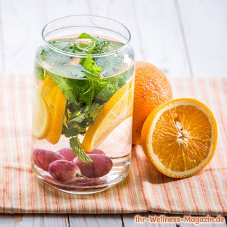 Orangen-Trauben-Minze-Wasser