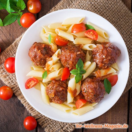 Low-Carb-Pasta mit saftigen Hackbällchen