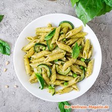 Low-Carb-Penne mit Zucchini und Pesto