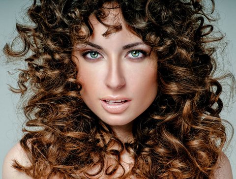 Lange Partyfrisur mit Locken